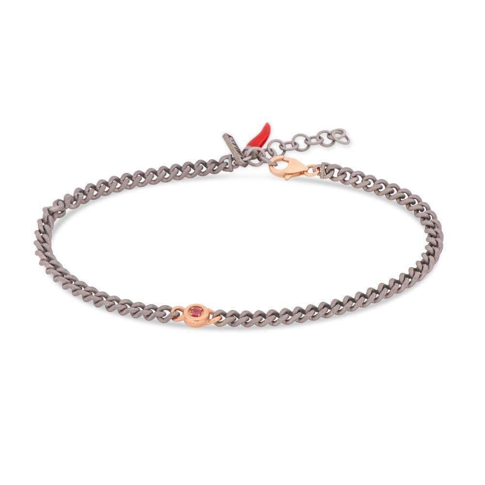 BRACCIALE UOMO IN TITANIO CON PUNTO LUCE, RUBINI E UNA CATENA GROUMETTE, ORO ROSSO 9KT