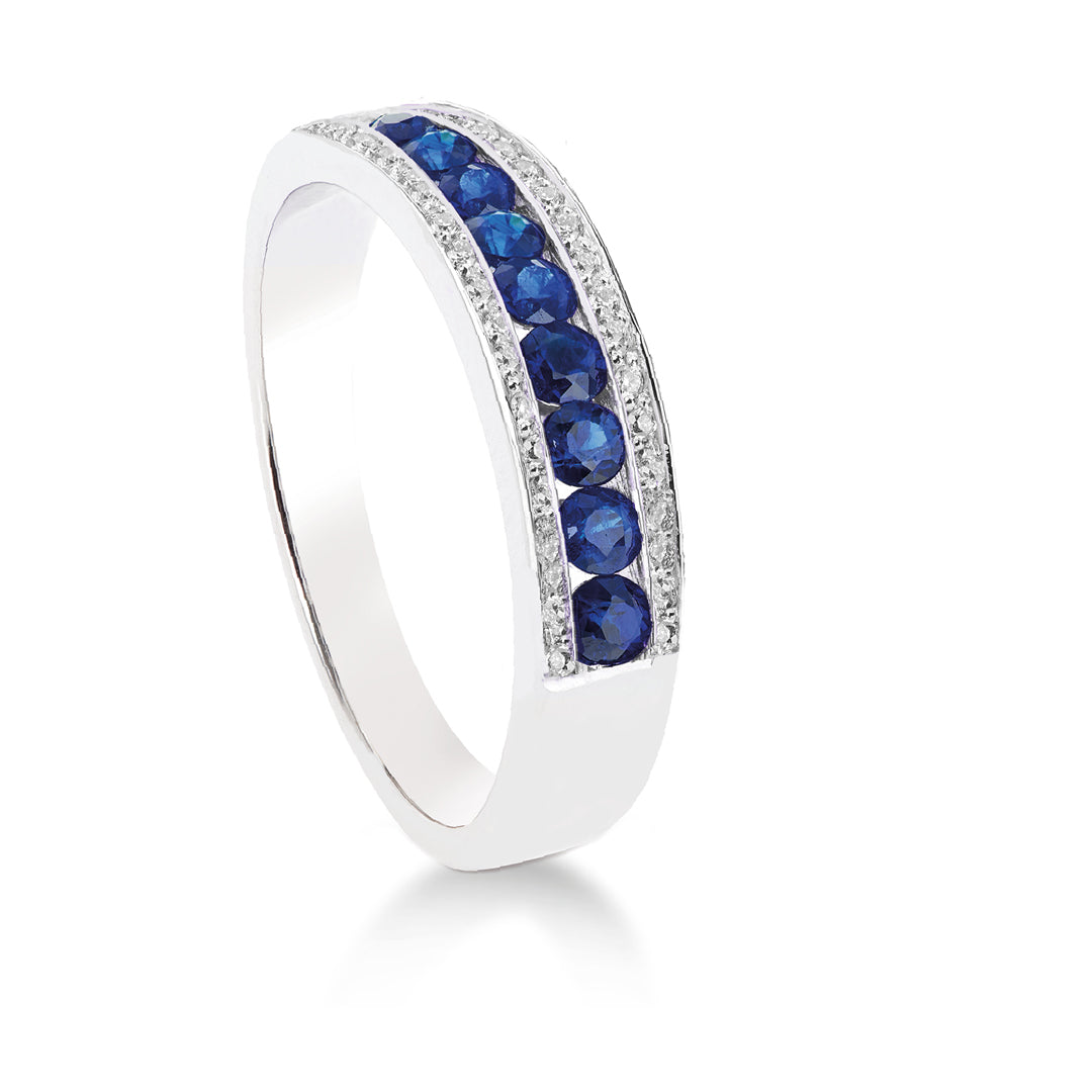 Anello in oro bianco, zaffiri blu e diamanti